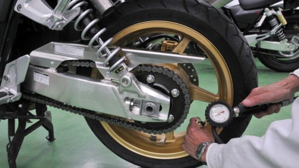 Проверка давления в колесе мотоцикла фото